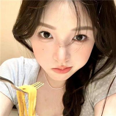 一个唱歌，另一个不唱歌
